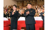 [ẢNH] Vợ ông Kim Jong-un thậm chí còn đẹp hơn lần đầu thăm Trung Quốc, dù vẻ mặt đượm buồn