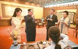[ẢNH] Vợ ông Kim Jong-un thậm chí còn đẹp hơn lần đầu thăm Trung Quốc, dù vẻ mặt đượm buồn