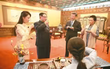 [ẢNH] Vợ ông Kim Jong-un thậm chí còn đẹp hơn lần đầu thăm Trung Quốc, dù vẻ mặt đượm buồn