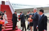 [ẢNH] Vợ ông Kim Jong-un thậm chí còn đẹp hơn lần đầu thăm Trung Quốc, dù vẻ mặt đượm buồn
