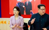[ẢNH] Vợ ông Kim Jong-un thậm chí còn đẹp hơn lần đầu thăm Trung Quốc, dù vẻ mặt đượm buồn