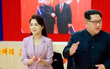 [ẢNH] Vợ ông Kim Jong-un thậm chí còn đẹp hơn lần đầu thăm Trung Quốc, dù vẻ mặt đượm buồn
