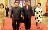 [ẢNH] Vợ ông Kim Jong-un thậm chí còn đẹp hơn lần đầu thăm Trung Quốc, dù vẻ mặt đượm buồn