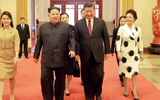 [ẢNH] Vợ ông Kim Jong-un thậm chí còn đẹp hơn lần đầu thăm Trung Quốc, dù vẻ mặt đượm buồn