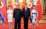 [ẢNH] Vợ ông Kim Jong-un thậm chí còn đẹp hơn lần đầu thăm Trung Quốc, dù vẻ mặt đượm buồn