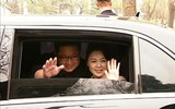 [ẢNH] Vợ ông Kim Jong-un thậm chí còn đẹp hơn lần đầu thăm Trung Quốc, dù vẻ mặt đượm buồn