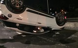 Hà Nội: Xe ô tô con lật ngửa giữa đường, 3 người thoát chết