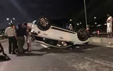Hà Nội: Xe ô tô con lật ngửa giữa đường, 3 người thoát chết