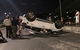 Hà Nội: Xe ô tô con lật ngửa giữa đường, 3 người thoát chết