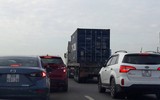 Người người- nhà nhà kéo nhau về quê, đi chơi lễ, khiến đường xá tắc kẹt