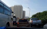 Người người- nhà nhà kéo nhau về quê, đi chơi lễ, khiến đường xá tắc kẹt