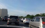 Người người- nhà nhà kéo nhau về quê, đi chơi lễ, khiến đường xá tắc kẹt