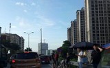 Người người- nhà nhà kéo nhau về quê, đi chơi lễ, khiến đường xá tắc kẹt