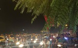Người người- nhà nhà kéo nhau về quê, đi chơi lễ, khiến đường xá tắc kẹt