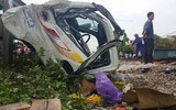 Hà Nội: Xe tải bị tàu hoả tông nát như đống sắt vụn
