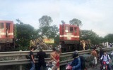 Hà Nội: Xe tải bị tàu hoả tông nát như đống sắt vụn