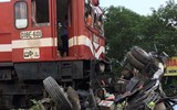 Hà Nội: Xe tải bị tàu hoả tông nát như đống sắt vụn