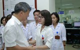Lần đầu tiên trong ngành Y Việt Nam, lãnh đạo nghỉ hưu cả viện khóc