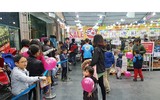 Người dân Hà Nội xếp hàng mua đồ chơi vào dịp Giáng sinh