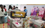 Người dân Hà Nội xếp hàng mua đồ chơi vào dịp Giáng sinh