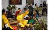 [Ảnh] Hầu đồng quay cuồng ngay giữa phòng bày tranh