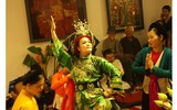 [Ảnh] Hầu đồng quay cuồng ngay giữa phòng bày tranh