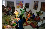 [Ảnh] Hầu đồng quay cuồng ngay giữa phòng bày tranh