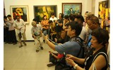 [Ảnh] Hầu đồng quay cuồng ngay giữa phòng bày tranh