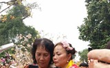 [Ảnh] Người dân Hà Nội chen chân chụp ảnh bên hoa anh đào Nhật Bản