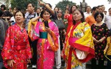 [Ảnh] Người dân Hà Nội chen chân chụp ảnh bên hoa anh đào Nhật Bản