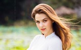 [Ảnh] Dân mạng mê mẩn với bộ ảnh của cô gái Tây chụp bên đầm sen
