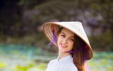 [Ảnh] Dân mạng mê mẩn với bộ ảnh của cô gái Tây chụp bên đầm sen