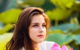 [Ảnh] Dân mạng mê mẩn với bộ ảnh của cô gái Tây chụp bên đầm sen