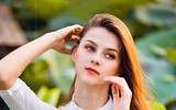 [Ảnh] Dân mạng mê mẩn với bộ ảnh của cô gái Tây chụp bên đầm sen
