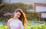 [Ảnh] Dân mạng mê mẩn với bộ ảnh của cô gái Tây chụp bên đầm sen