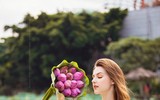 [Ảnh] Dân mạng mê mẩn với bộ ảnh của cô gái Tây chụp bên đầm sen