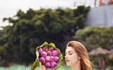 [Ảnh] Dân mạng mê mẩn với bộ ảnh của cô gái Tây chụp bên đầm sen