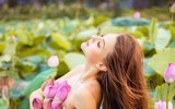 [Ảnh] Dân mạng mê mẩn với bộ ảnh của cô gái Tây chụp bên đầm sen