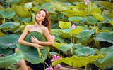 [Ảnh] Dân mạng mê mẩn với bộ ảnh của cô gái Tây chụp bên đầm sen
