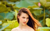 [Ảnh] Dân mạng mê mẩn với bộ ảnh của cô gái Tây chụp bên đầm sen