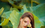 [Ảnh] Dân mạng mê mẩn với bộ ảnh của cô gái Tây chụp bên đầm sen