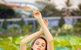 [Ảnh] Dân mạng mê mẩn với bộ ảnh của cô gái Tây chụp bên đầm sen