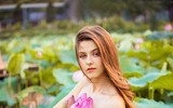 [Ảnh] Dân mạng mê mẩn với bộ ảnh của cô gái Tây chụp bên đầm sen