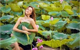 [Ảnh] Dân mạng mê mẩn với bộ ảnh của cô gái Tây chụp bên đầm sen