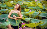 [Ảnh] Dân mạng mê mẩn với bộ ảnh của cô gái Tây chụp bên đầm sen
