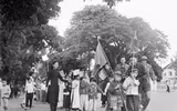 [ẢNH} Không khí của Hà Nội những ngày cờ hoa cách đây 65 năm