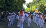 Phố đi bộ Hồ Gươm sôi động cùng màn diễu hành của các nghệ sỹ xiếc