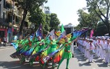 Phố đi bộ Hồ Gươm sôi động cùng màn diễu hành của các nghệ sỹ xiếc
