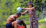 [ẢNH] Những khoảnh khắc yêu thương của gia đình Việt Nam