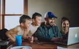 [Ảnh] Những khoảnh khắc ấn tượng về gia đình trên khắp thế giới